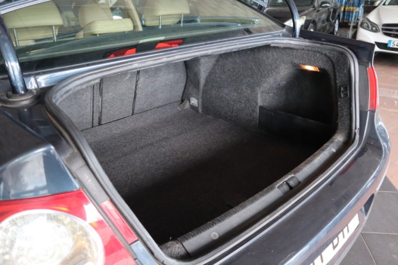 VOLKSWAGEN PASSAT 2.0 TDI 140 CV CON CAMBIO AUTOMATICO