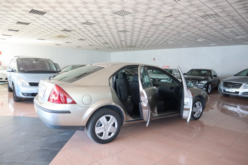 FORD MONDEO 2000 TURBO DIESEL CON 115 CV