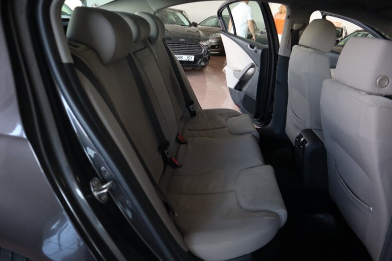 VOLKSWAGEN PASSAT 2.0 TDI CON 6 VELOCIDADES