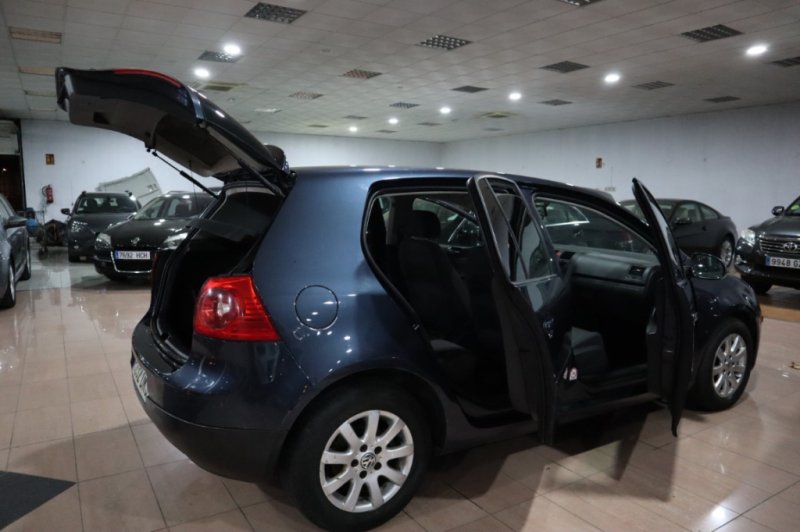 VOLKSWAGEN GOLF 1.900 TDI DE 105V CV CON 5 PUERTAS
