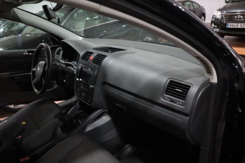 VOLKSWAGEN GOLF 1.900 TDI DE 105V CV CON 5 PUERTAS