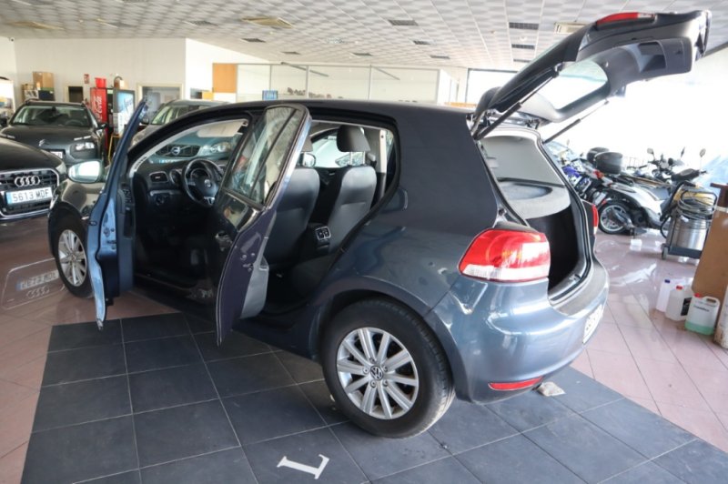 VOLKSWAGEN GOLF 1600 TDI DE 105 Y CAJA DE CAMBIOS AUT.