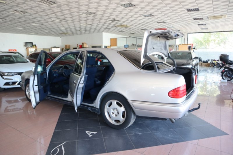 MERCEDES-BENZ E 300 TURBO DIESEL DE 177 CV AUT