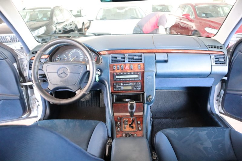 MERCEDES-BENZ E 300 TURBO DIESEL DE 177 CV AUT