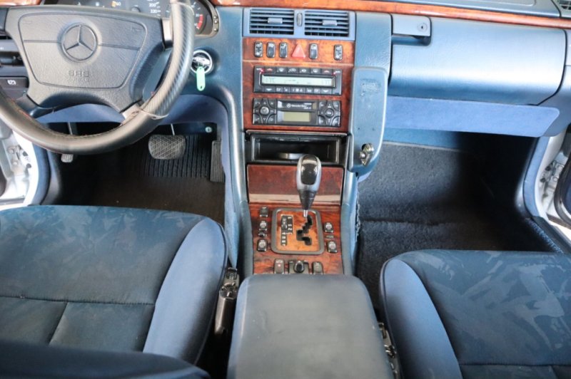 MERCEDES-BENZ E 300 TURBO DIESEL DE 177 CV AUT