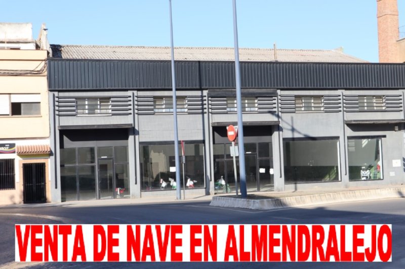 A NAVE PARA NEGOCIO EN ALMENDRALEJO SE VENDE NAVE MUY BIEN SITUADA DE 440 M2 SITUADA EN EL CENTRO DE LA CRT D SEVILLA