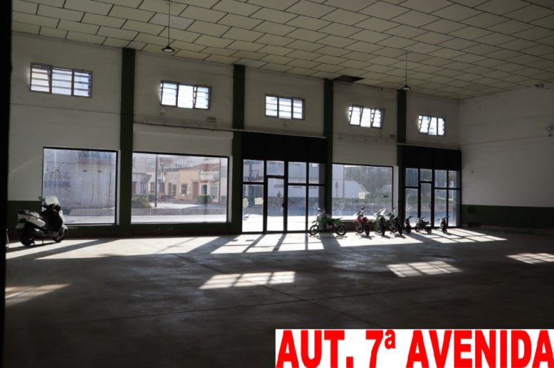 A NAVE PARA NEGOCIO EN ALMENDRALEJO SE VENDE NAVE MUY BIEN SITUADA DE 440 M2 SITUADA EN EL CENTRO DE LA CRT D SEVILLA