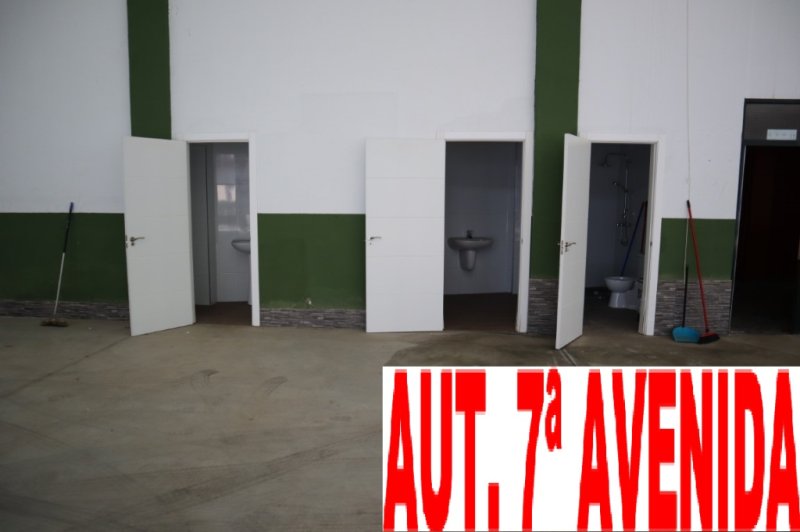 A NAVE PARA NEGOCIO EN ALMENDRALEJO SE VENDE NAVE MUY BIEN SITUADA DE 440 M2 SITUADA EN EL CENTRO DE LA CRT D SEVILLA