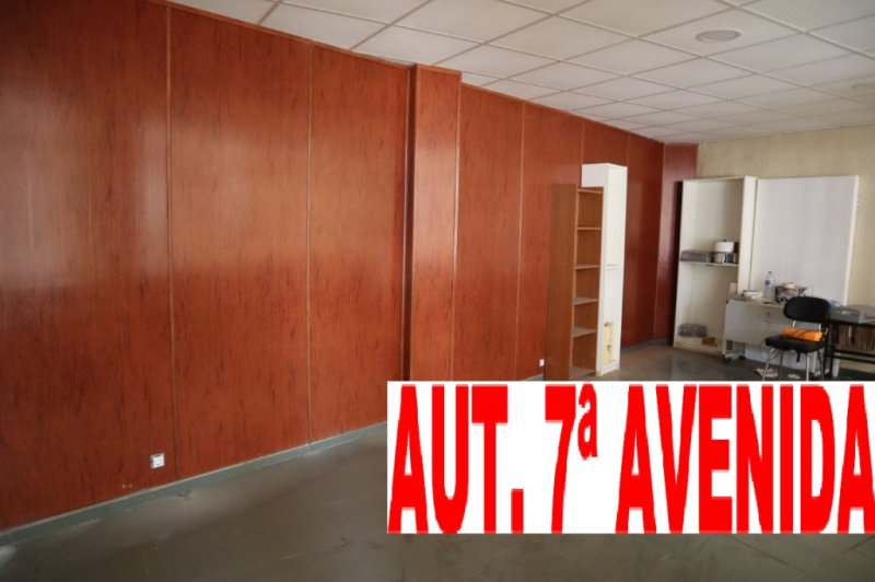 A NAVE PARA NEGOCIO EN ALMENDRALEJO SE VENDE NAVE MUY BIEN SITUADA DE 440 M2 SITUADA EN EL CENTRO DE LA CRT D SEVILLA