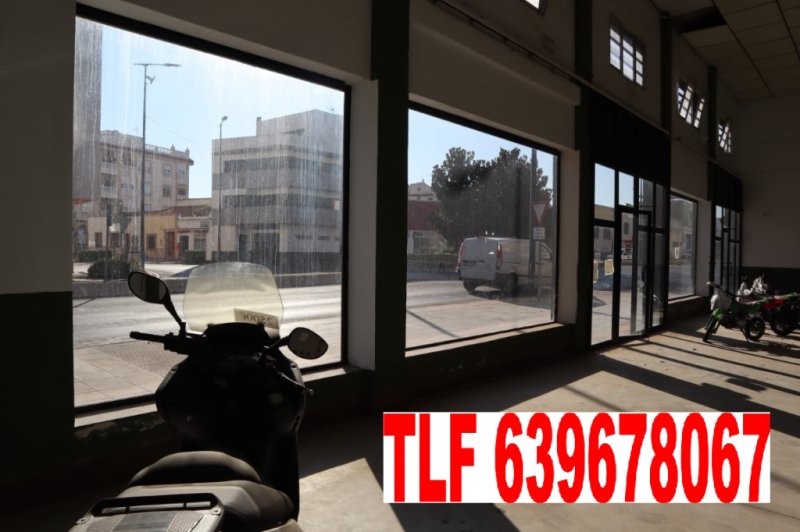 A NAVE PARA NEGOCIO EN ALMENDRALEJO SE VENDE NAVE MUY BIEN SITUADA DE 440 M2 SITUADA EN EL CENTRO DE LA CRT D SEVILLA