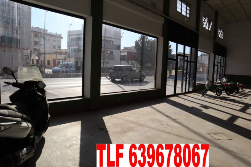 A NAVE PARA NEGOCIO EN ALMENDRALEJO SE VENDE NAVE MUY BIEN SITUADA DE 440 M2 SITUADA EN EL CENTRO DE LA CRT D SEVILLA