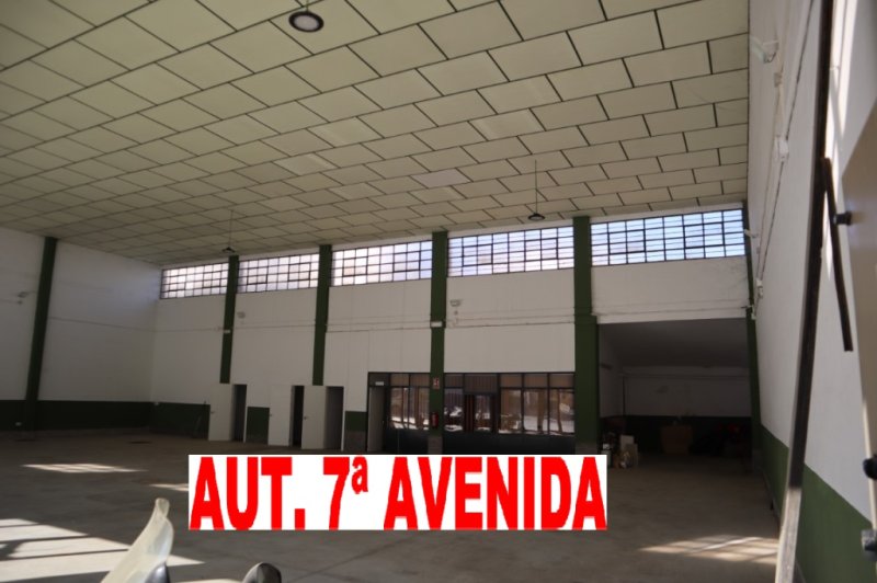 A NAVE PARA NEGOCIO EN ALMENDRALEJO SE VENDE NAVE MUY BIEN SITUADA DE 440 M2 SITUADA EN EL CENTRO DE LA CRT D SEVILLA