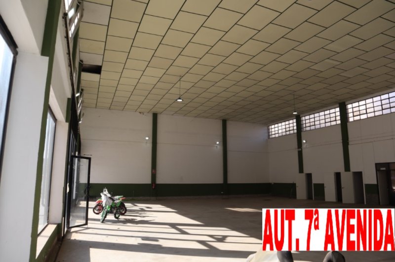A NAVE PARA NEGOCIO EN ALMENDRALEJO SE VENDE NAVE MUY BIEN SITUADA DE 440 M2 SITUADA EN EL CENTRO DE LA CRT D SEVILLA