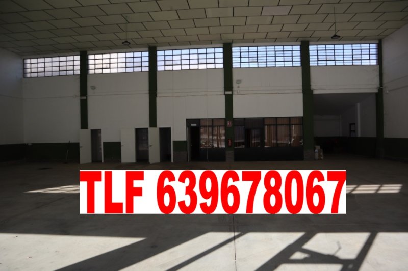A NAVE PARA NEGOCIO EN ALMENDRALEJO SE VENDE NAVE MUY BIEN SITUADA DE 440 M2 SITUADA EN EL CENTRO DE LA CRT D SEVILLA