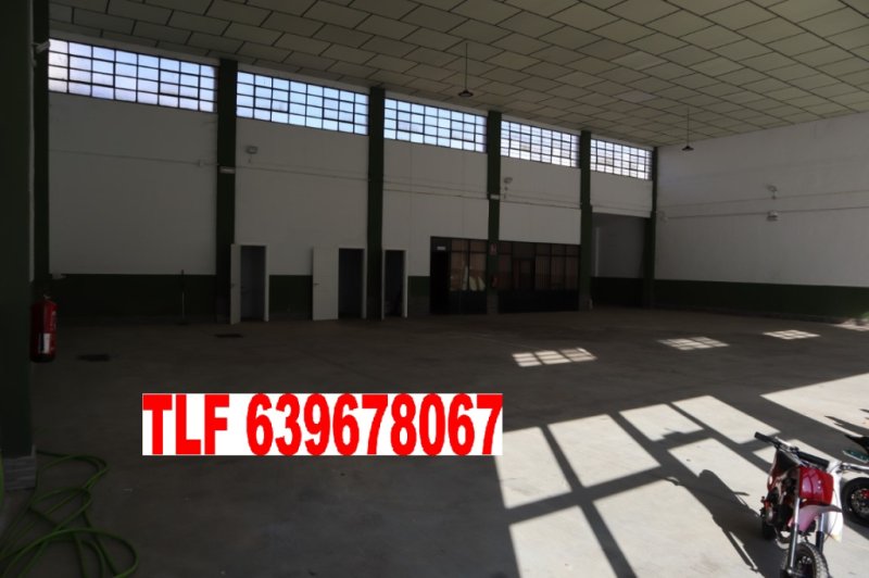 A NAVE PARA NEGOCIO EN ALMENDRALEJO SE VENDE NAVE MUY BIEN SITUADA DE 440 M2 SITUADA EN EL CENTRO DE LA CRT D SEVILLA