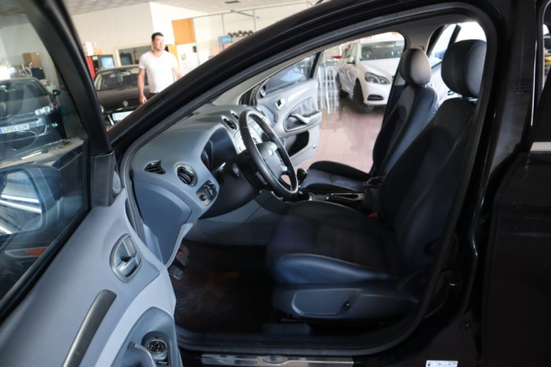 FORD MONDEO 2.0 TURBO DIESEL CON 5 PUERTAS