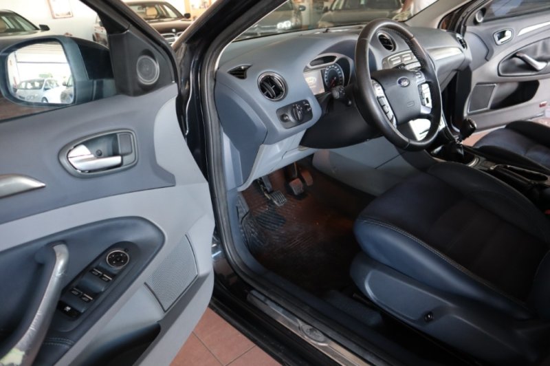 FORD MONDEO 2.0 TURBO DIESEL CON 5 PUERTAS