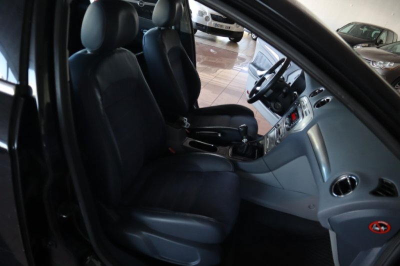 FORD MONDEO 2.0 TURBO DIESEL CON 5 PUERTAS