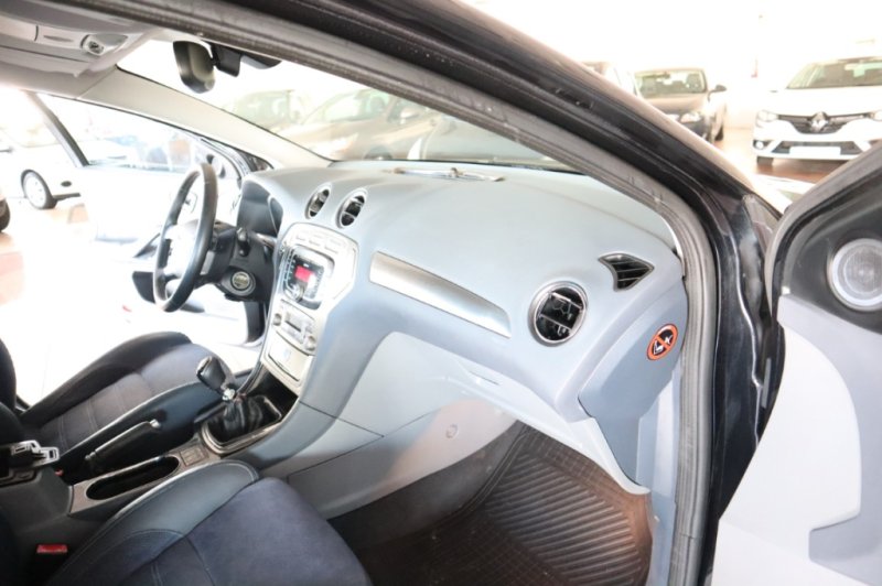 FORD MONDEO 2.0 TURBO DIESEL CON 5 PUERTAS