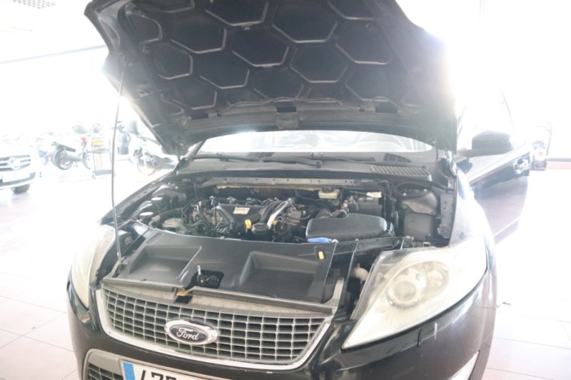 FORD MONDEO 2.0 TURBO DIESEL CON 5 PUERTAS