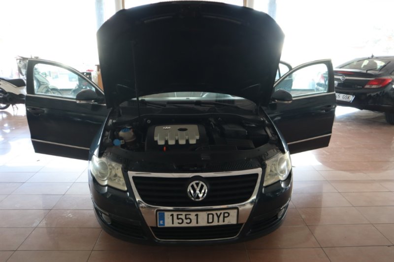 VOLKSWAGEN PASSAT 2.0 TDI 140 CV CON CAMBIO AUTOMATICO
