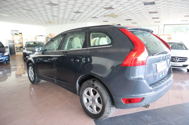 VOLVO XC-60 TODO TERRENO CON 215 CV AUTOMATICO