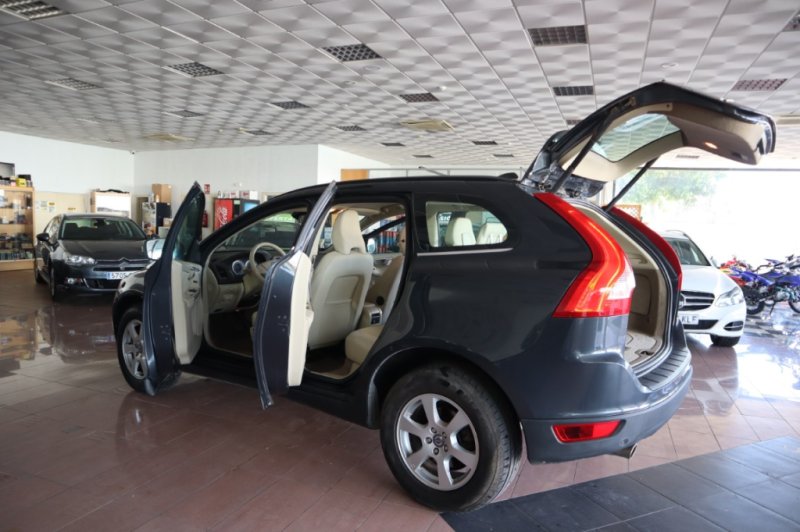 VOLVO XC-60 TODO TERRENO CON 215 CV AUTOMATICO