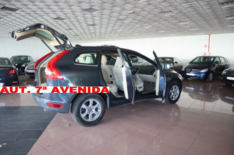 VOLVO XC-60 TODO TERRENO CON 215 CV AUTOMATICO