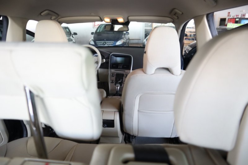 VOLVO XC-60 TODO TERRENO CON 215 CV AUTOMATICO