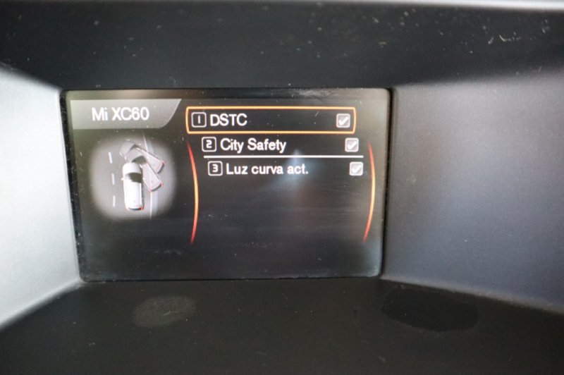 VOLVO XC-60 TODO TERRENO CON 215 CV AUTOMATICO