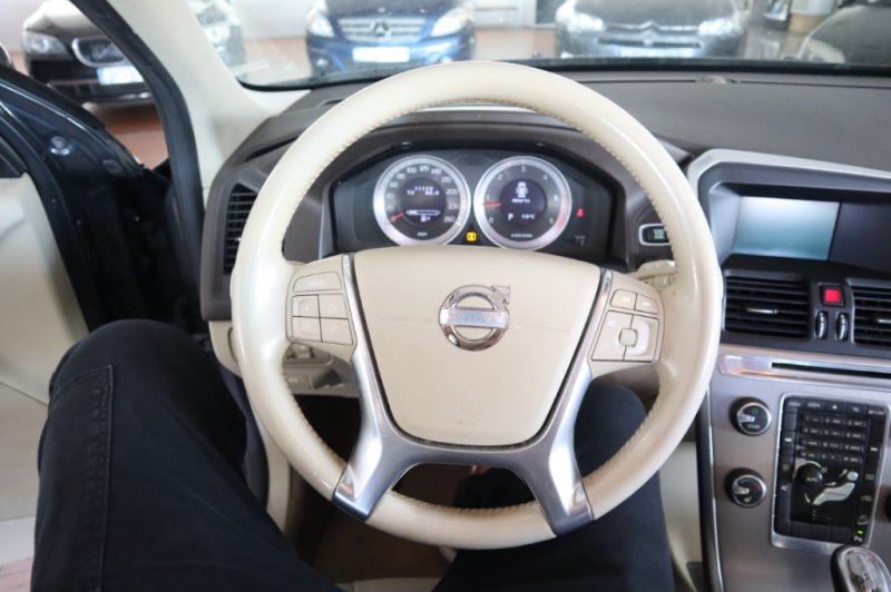 VOLVO XC-60 TODO TERRENO CON 215 CV AUTOMATICO