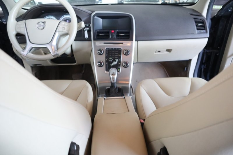 VOLVO XC-60 TODO TERRENO CON 215 CV AUTOMATICO