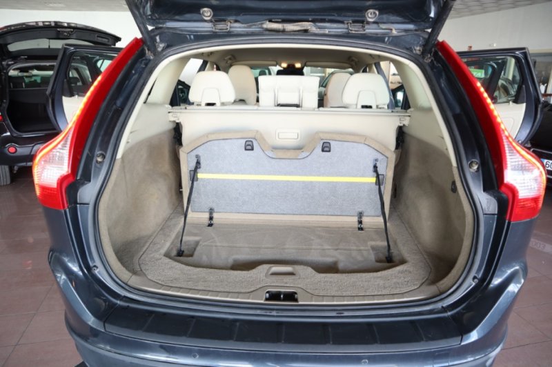VOLVO XC-60 TODO TERRENO CON 215 CV AUTOMATICO