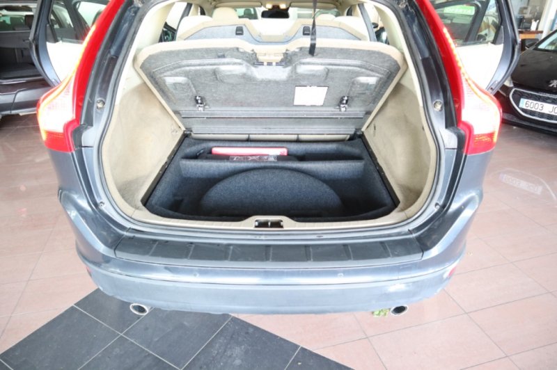 VOLVO XC-60 TODO TERRENO CON 215 CV AUTOMATICO