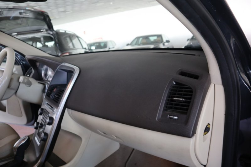 VOLVO XC-60 TODO TERRENO CON 215 CV AUTOMATICO