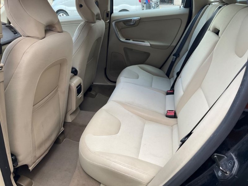 VOLVO XC-60 2.4 TURBO DIESEL D5 MOMENTUM AUT