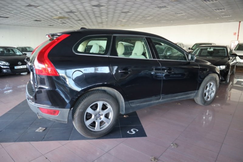 VOLVO XC-60 2.4 TURBO DIESEL D5 MOMENTUM AUT