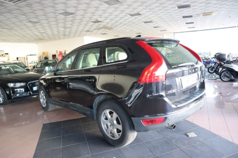 VOLVO XC-60 2.4 TURBO DIESEL D5 MOMENTUM AUT