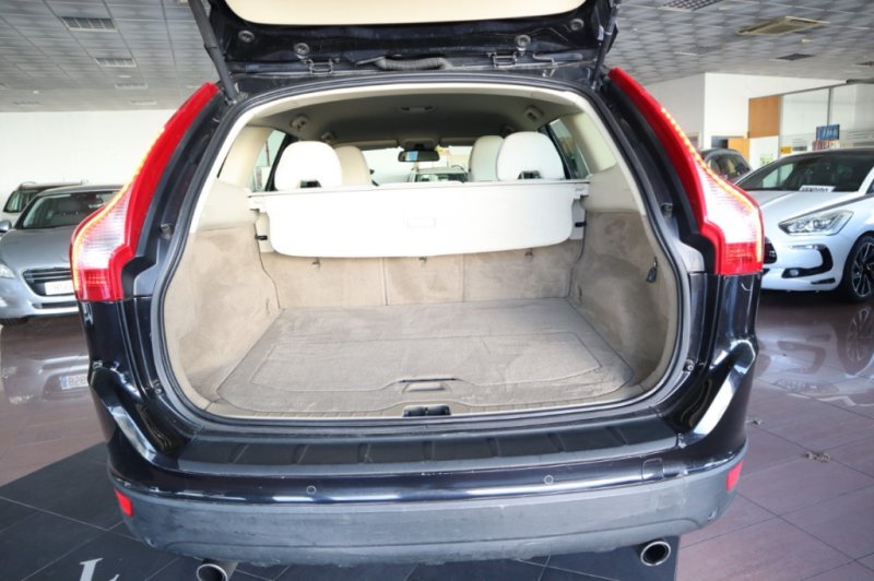 VOLVO XC-60 2.4 TURBO DIESEL D5 MOMENTUM AUT