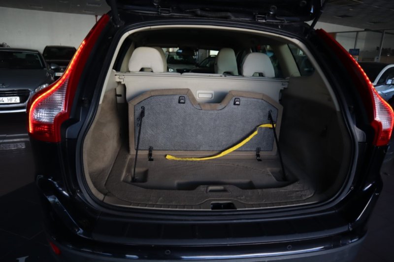 VOLVO XC-60 2.4 TURBO DIESEL D5 MOMENTUM AUT