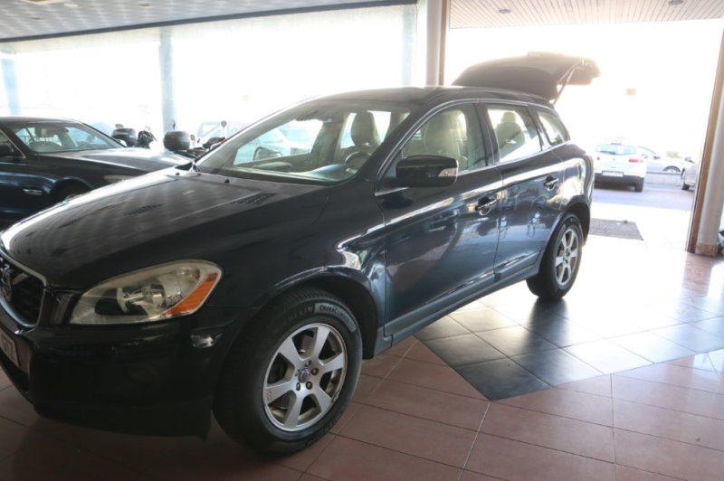 VOLVO XC-60 2.4 TURBO DIESEL D5 MOMENTUM AUT