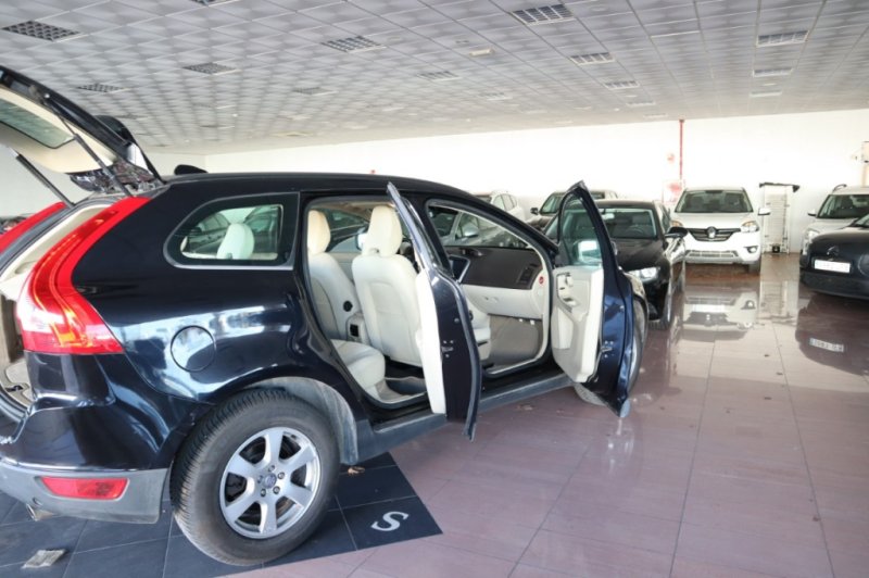 VOLVO XC-60 2.4 TURBO DIESEL D5 MOMENTUM AUT