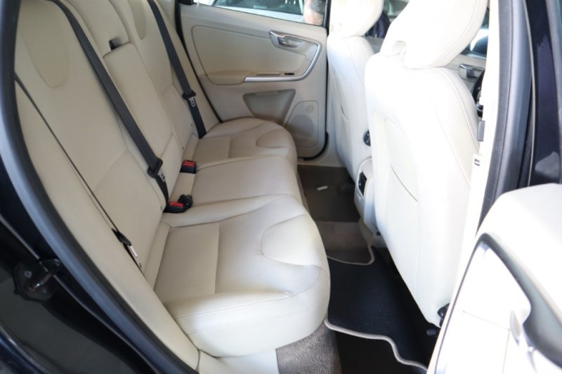 VOLVO XC-60 2.4 TURBO DIESEL D5 MOMENTUM AUT