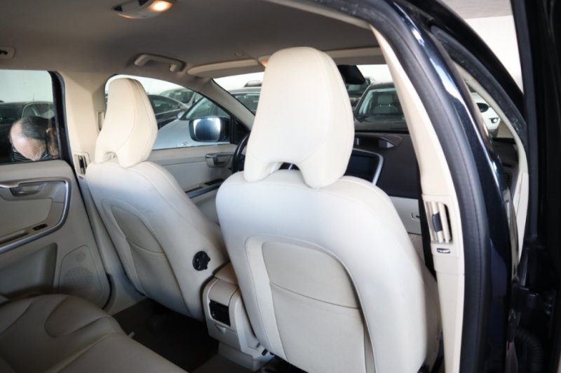 VOLVO XC-60 2.4 TURBO DIESEL D5 MOMENTUM AUT