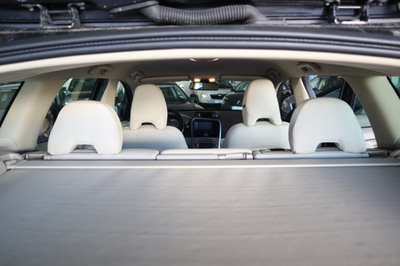 VOLVO XC-60 2.4 TURBO DIESEL D5 MOMENTUM AUT