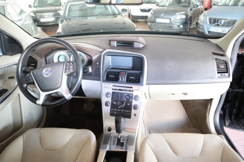 VOLVO XC-60 2.4 TURBO DIESEL D5 MOMENTUM AUT