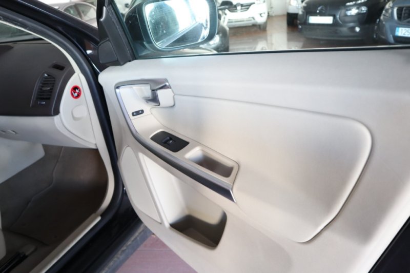 VOLVO XC-60 2.4 TURBO DIESEL D5 MOMENTUM AUT