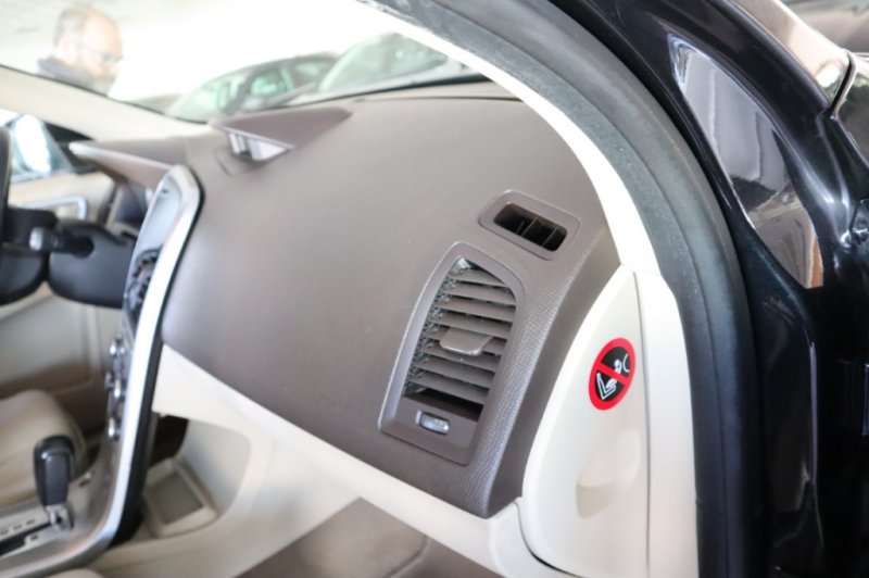 VOLVO XC-60 2.4 TURBO DIESEL D5 MOMENTUM AUT