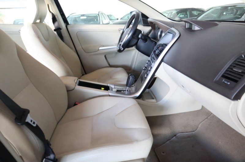 VOLVO XC-60 2.4 TURBO DIESEL D5 MOMENTUM AUT