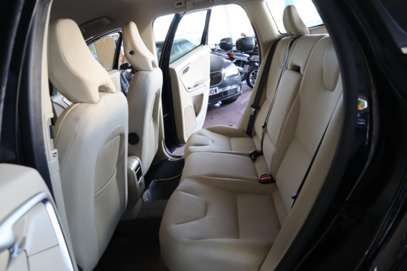 VOLVO XC-60 2.4 TURBO DIESEL D5 MOMENTUM AUT